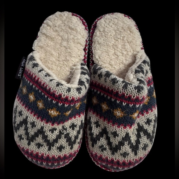 Muk Luks Other - MUK‎ LUKS Slippers sz2/3 Multicolor Knitted Cozy Homewear ks5